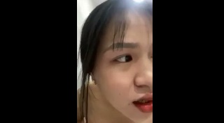 Tiktoker Hồ Nhung livestream khoe hàng thèm địt